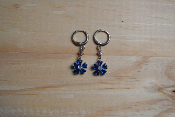 Boucles d'Oreilles Cristal bleu fleur – Image 2