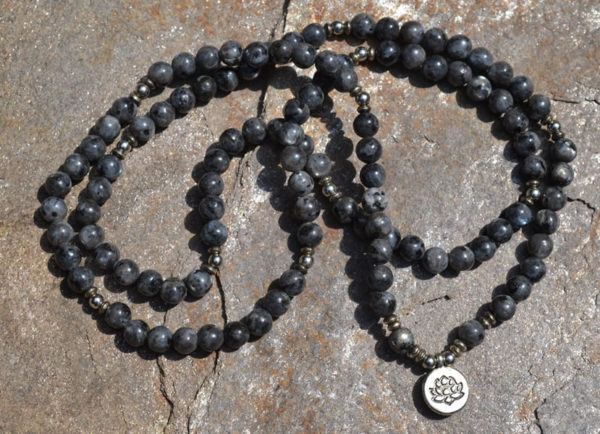 Collier Mala Labradorite 8mm, pendentif lotus – Image 2