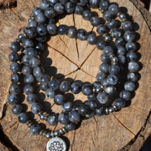 Collier Mala Labradorite 8mm, pendentif lotus