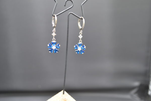 Boucles d'Oreilles Cristal bleu fleur – Image 3