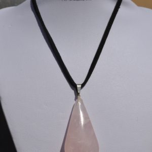Pendentif goutte Quartz rose sur lien cuir noir