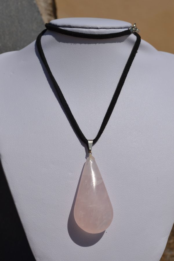 Pendentif goutte Quartz rose sur lien cuir noir