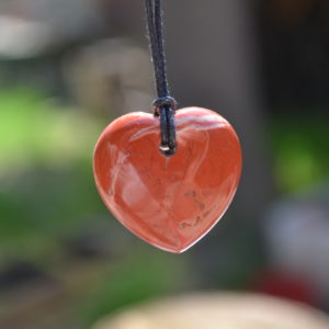 Pendentif cœur Jaspe rouge avec cordon